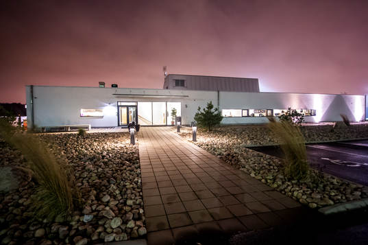 Gothia Park Academy exteriör i kvällsljus