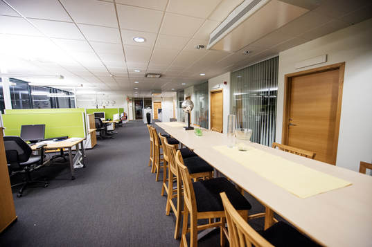 Kontorslandskap med fikabord på Gothia Park Academy