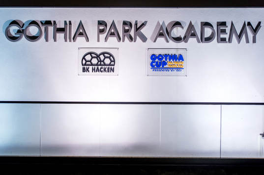 Gothia Park Academy exteriör i kvällsljus