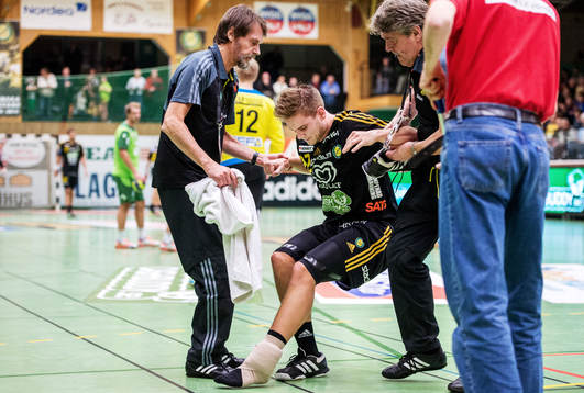 Eric Forsell Schefvert, Sävehof, skadad, får hjälp av
