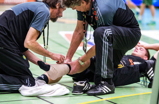 Eric Forsell Schefvert, Sävehof, ligger skadad på marken