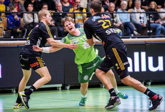 Johan Fagerlund, Alingsås, tacklas undan av Robert