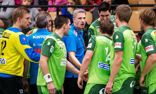 Mikael Franzén, tränare Alingsås, snackar med laget i
