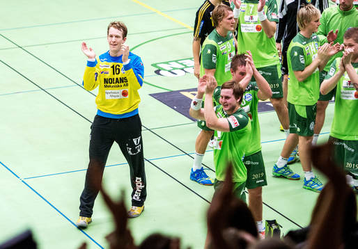 Mikael Aggefors, målvakt, Alingsås, tackar publiken