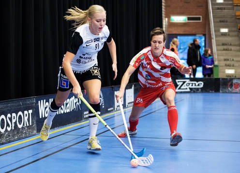 Cassandra Edberg, Iksu, i kamp om bollen med Camilla