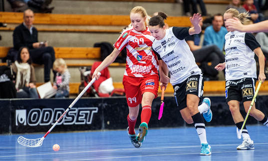 Närkamp mellan Lisa Andebratt, Pixbo, och Josefina Eiremo,