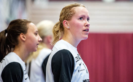 Therese Andersson, Iksu, kollar på resultattavlan i