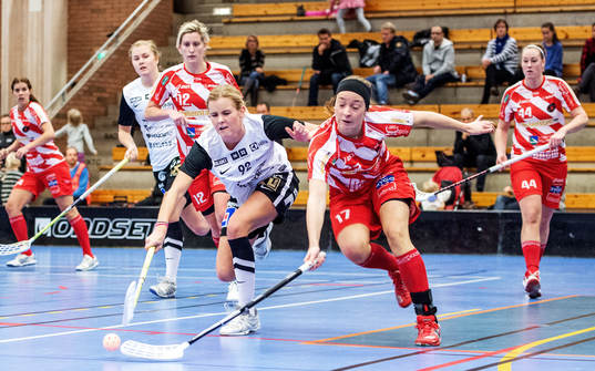 Iza Rydfjäll, Iksu, och Jenni Tikkanen, Pixbo, slåss om