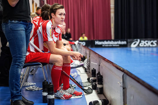 Camilla Jordansson, Pixbo, sitter på bänken och kollar ut