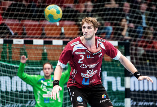 Jakob Wickman, Lugi, har fått sin tröja sönderdragen