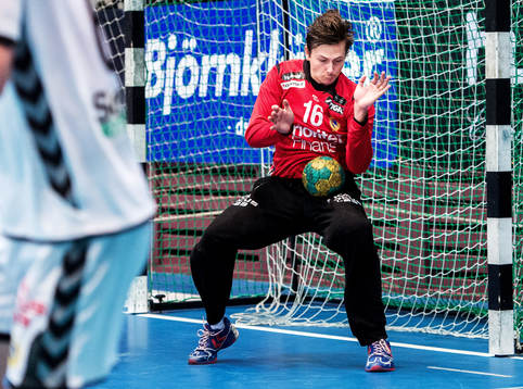 Hans Winge, målvakt, Redbergslid, räddar ett skott