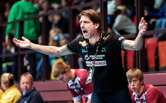 Tomas Axnér, tränare Lugi, ropar till spelarna på planen