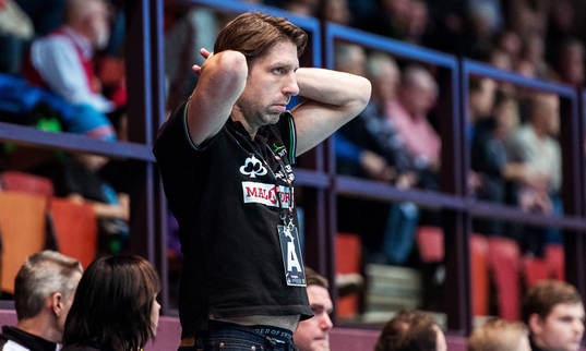 Tomas Axnér, tränare Lugi, ropar till spelarna på planen
