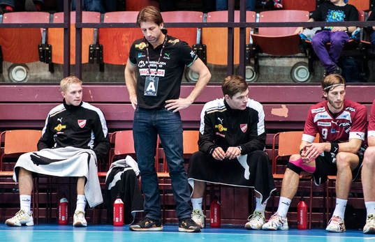 Tomas Axnér, tränare Lugi, ropar till spelarna på planen