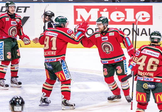 Fredrik Eriksson gratuleras av Matt Duchene, Frölunda