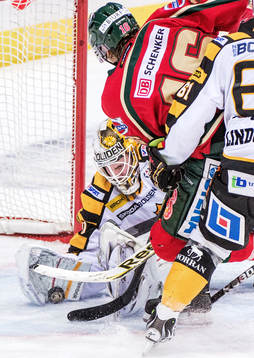 Joacim Eriksson, målvakt, Skellefteå, räddar pucken md