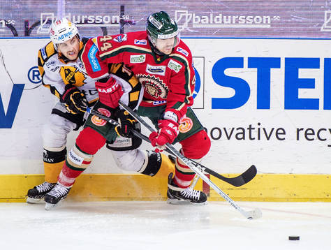 Kamp mellan Doug Lynch, Frölunda, och Joakim Lindström,