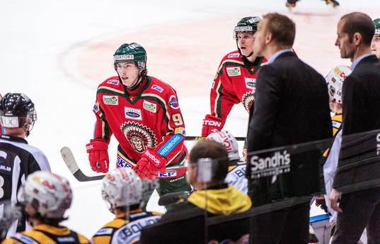 Matt Duchene, Frölunda, åker förbi Skellefteåbänken