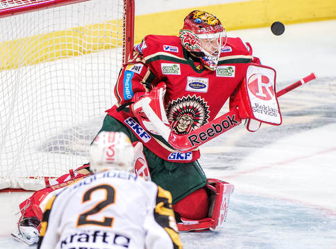 Julius Hudacek, målvakt, Frölunda, räddar med axeln