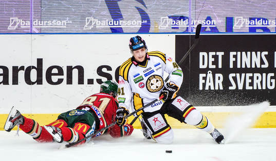 Gustav Rydahl, Frölunda, åker omkull i en närkamp med