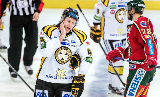 Cody Franson, Brynäs, tar sig för kinden