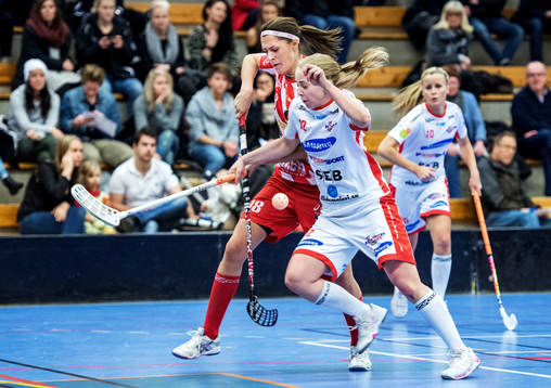 Julia Larsson, Pixbo, i kamp om bollen med Sofie Johansson,