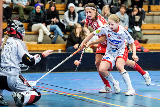 Julia Larsson, Pixbo, i kamp om bollen med Sofie Johansson,