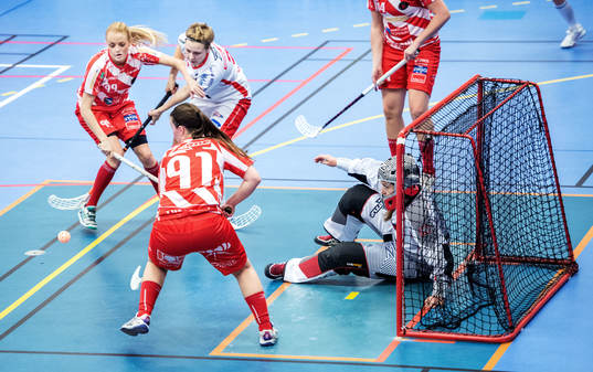 Sani Klinga, Huddinge, i kamp om bollen med Lisa Andebratt,