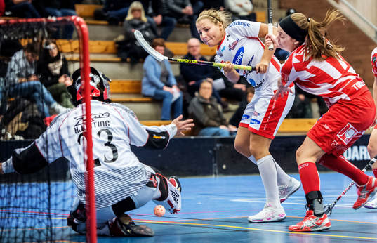 Josephine Forsmark, Huddinge, skjuter mot mål