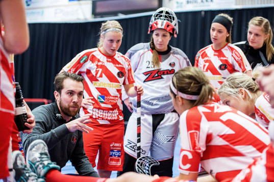 Jacob Bandling Melin, tränare Pixbo, pratar med laget