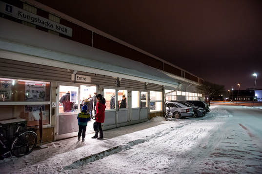 Publiken går in genom entrén till Kungsbacka Ishall