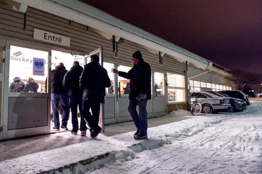 Publiken går in genom entrén till Kungsbacka Ishall