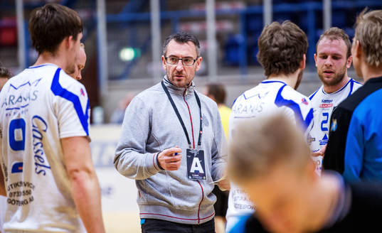 Jerry Hallbäck, tränare Aranäs, tar timeout