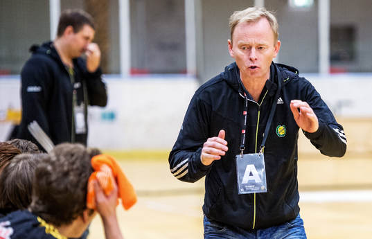 Magnus Johansson, tränare Sävehof, pratar och