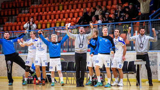 Jerry Hallbäck, tränare Aranäs, jublar
