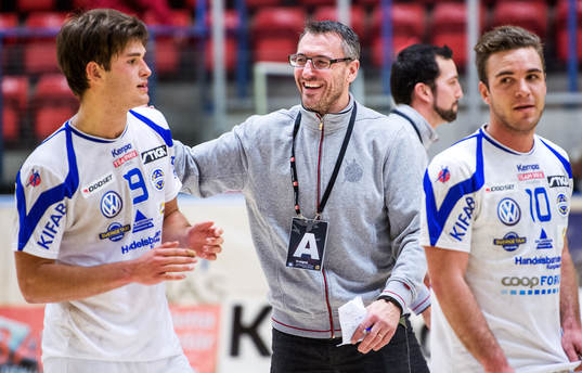Jerry Hallbäck, tränare Aranäs, kramar om Niclas