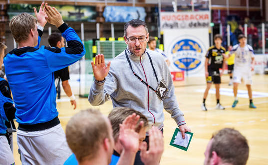 Jerry Hallbäck, tränare Aranäs, gör high five med