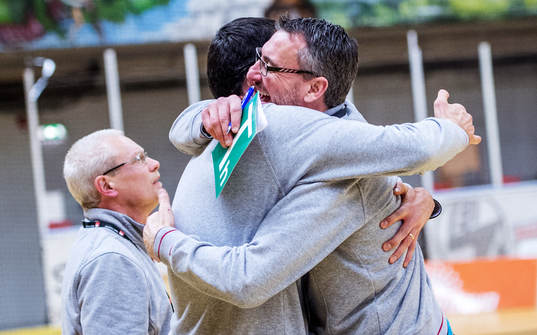 Jerry Hallbäck, tränare, kramar om Magnus Lindén,