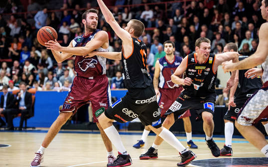 Sekan Inan, Stockholm Eagles, håller undan bollen för