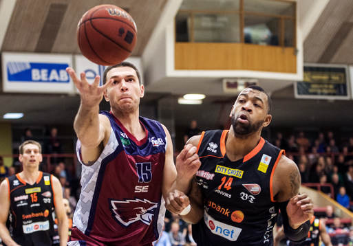 Alexander Micovic, Stockholm Eagles, i kamp om bollen med