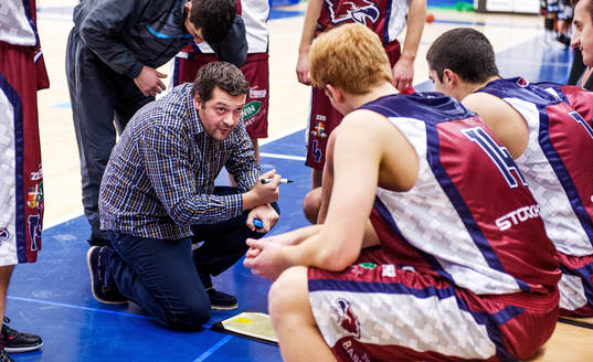 Marko Simonovic, tränare Stockholm Eagles, snackar med