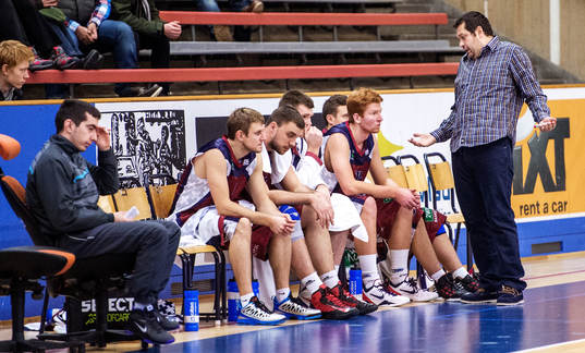 Marko Simonovic, tränare Stockholm Eagles, skäller på