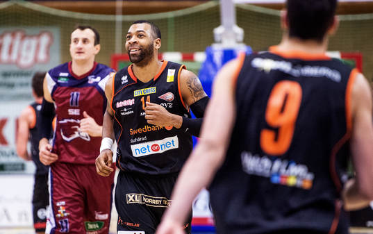 En glad Christopher McKnight, Borås, joggar tillbaka