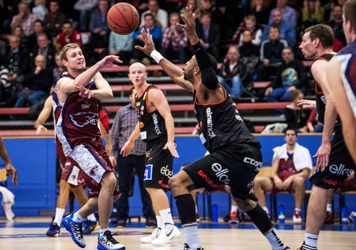 Konstantin Kocergin, Stockholm Eagles, passar bollen
