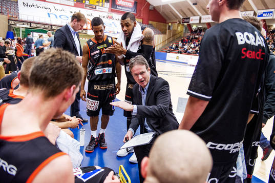 Pat Ryan, tränare Borås, snackar med spelarna i en