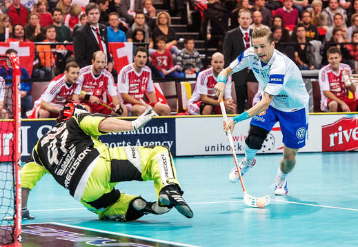 Mikko Kohonen, Finland, kommer fri mot Daniel Streit,
