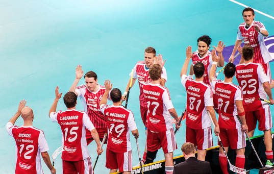 Emanuel Christoph Antener, Schweiz, gör high five med sina