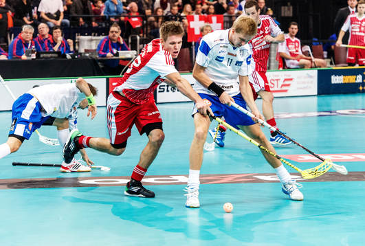 Philipp Fankhauser, Schweiz, i kamp om bollen med Mika