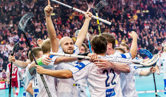 Juha Kivilehto, Finland, gratuleras av sina lagkamrater