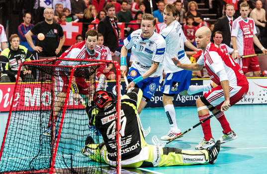 Mikko Kohonen, Finland, skjuter precis över målet